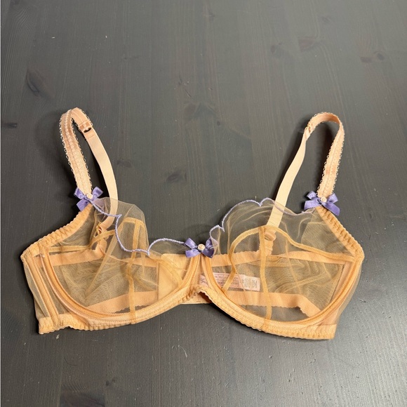 Agent Provocateur Lorna plunge underwire bra in a peachy color with lilac bows - Picture 3 of 9
